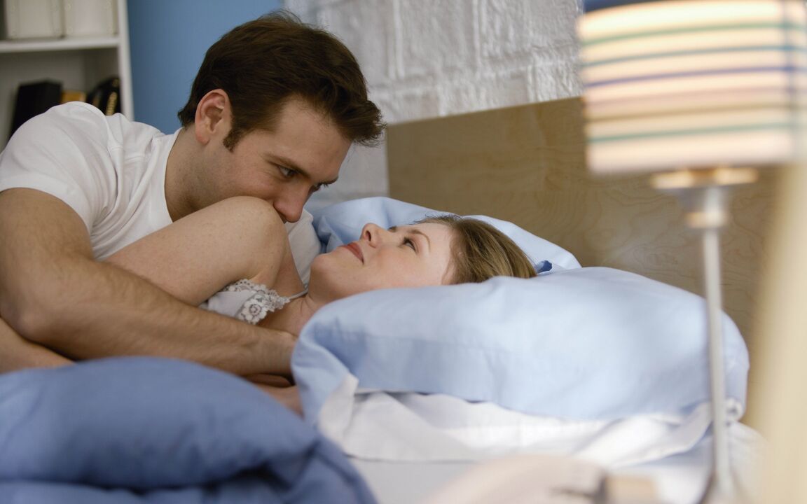 žena v posteli s mužem, který si zvětšil penis